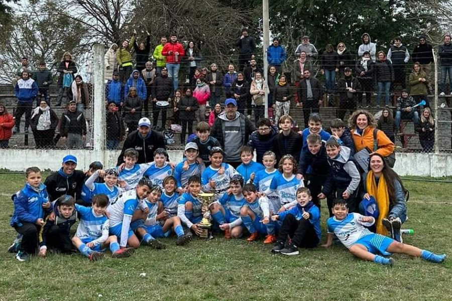 Paraná Campaña: Los chicos levantaron el trofeo y gritaron campeón